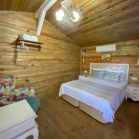 Alojamento de Acomodação e Pequeno-almoço Sardunya 4*